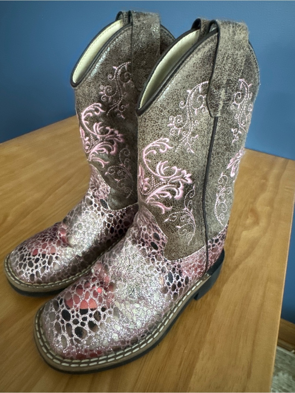 Western-Inspired Women’s Glitter Pink Brown Embroidered Boots